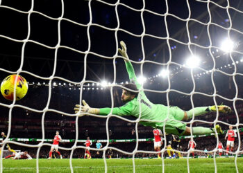 Arsenal stunned by Man Utd; Villa stay in title race