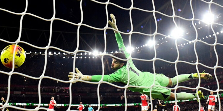 Arsenal stunned by Man Utd; Villa stay in title race