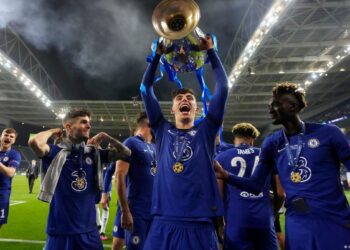 Bayern into Champions League last 16; Chelsea hold on