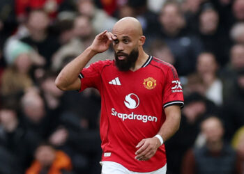 Carrick inspires dominant derby win for Man United