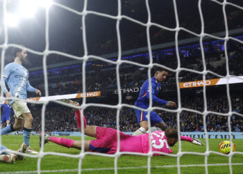 City held by Chelsea in thriller as Liverpool falter