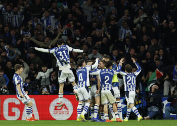 Real Sociedad stun Barca to tighten La Liga race