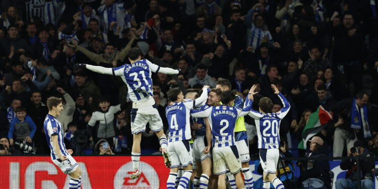Real Sociedad stun Barca to tighten La Liga race