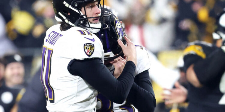 Steelers into playoffs on last play of season finale