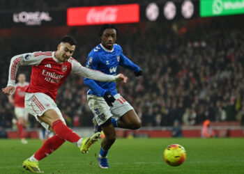 Arsenal go nine points clear as Man U pressure Frank