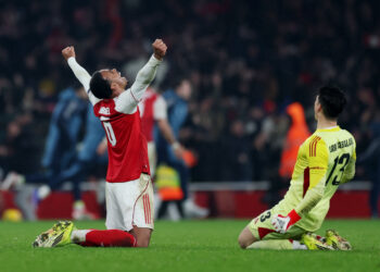 Arsenal sink Chelsea to reach League Cup final