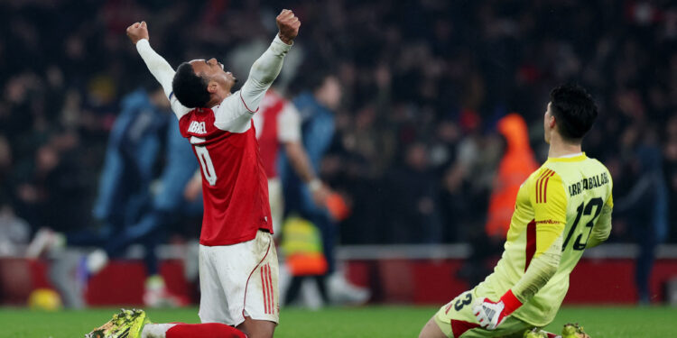 Arsenal sink Chelsea to reach League Cup final