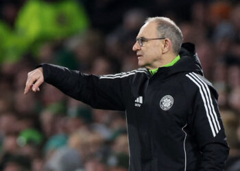 Celtic lose, Rangers draw as Hearts dream of title