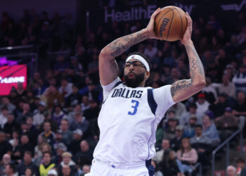 Dallas deals Davis to Wizards in blockbuster NBA trade