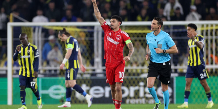 Forest rout Fenerbahce in Europa League play-offs