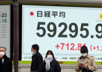 HK stocks slip amid mainland wait, regional highs