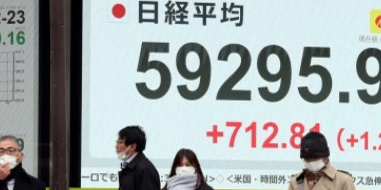 HK stocks slip amid mainland wait, regional highs