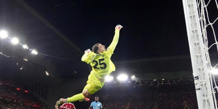 Man City snatch late 2-1 win over Liverpool