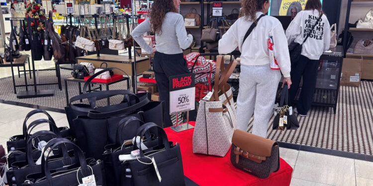 US consumer confidence rises in February