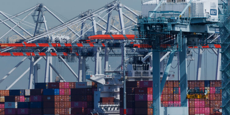 US starts collecting 10-percent global import tariff