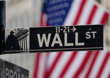 Wall Street stocks slump on AI, tariff concerns