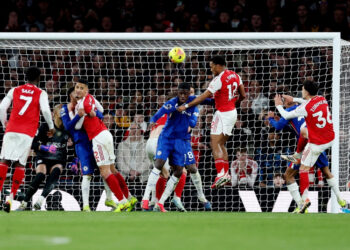 Arsenal beat 10-man Chelsea; Man Utd climb to third