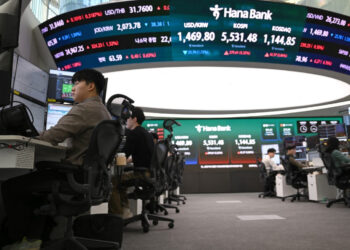 HK, mainland stocks rebound from lows with surge