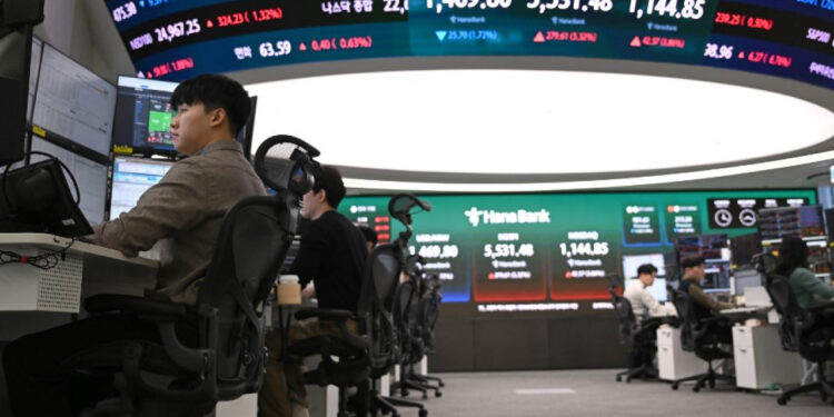 HK, mainland stocks rebound from lows with surge