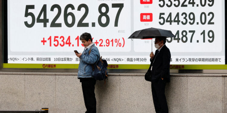 HK, regional stocks rebound as war fears ease