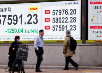 HK stocks retreat as war jitters hit region