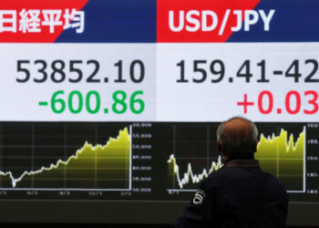 HK stocks track regional weakness in retreat