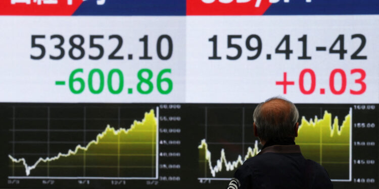 HK stocks track regional weakness in retreat