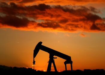 US stocks mixed as oil climbs