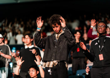 Thousands of Teenagers Gather in Perth for Prayer