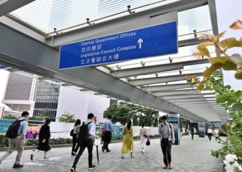 2% pay rise for civil servants offered
