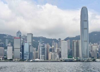 CE meets foreign officials in HK