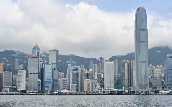 CE meets foreign officials in HK