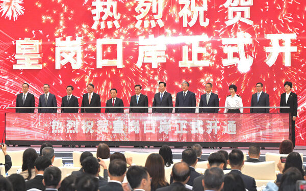 CE attends port opening ceremony